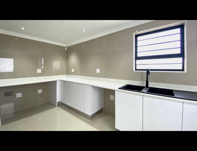 4 BEDROOM HOUSE FOR SALE IN BRITANNIA BAY